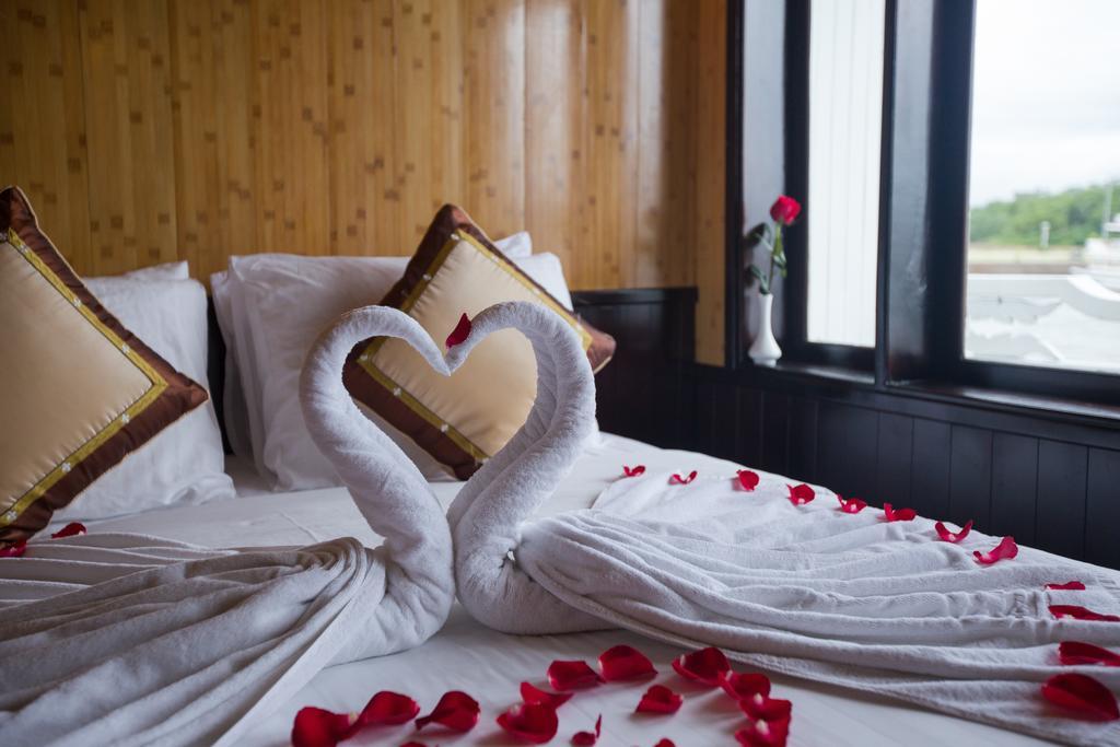 Syrena Cruises Hotell Ha Long Exteriör bild